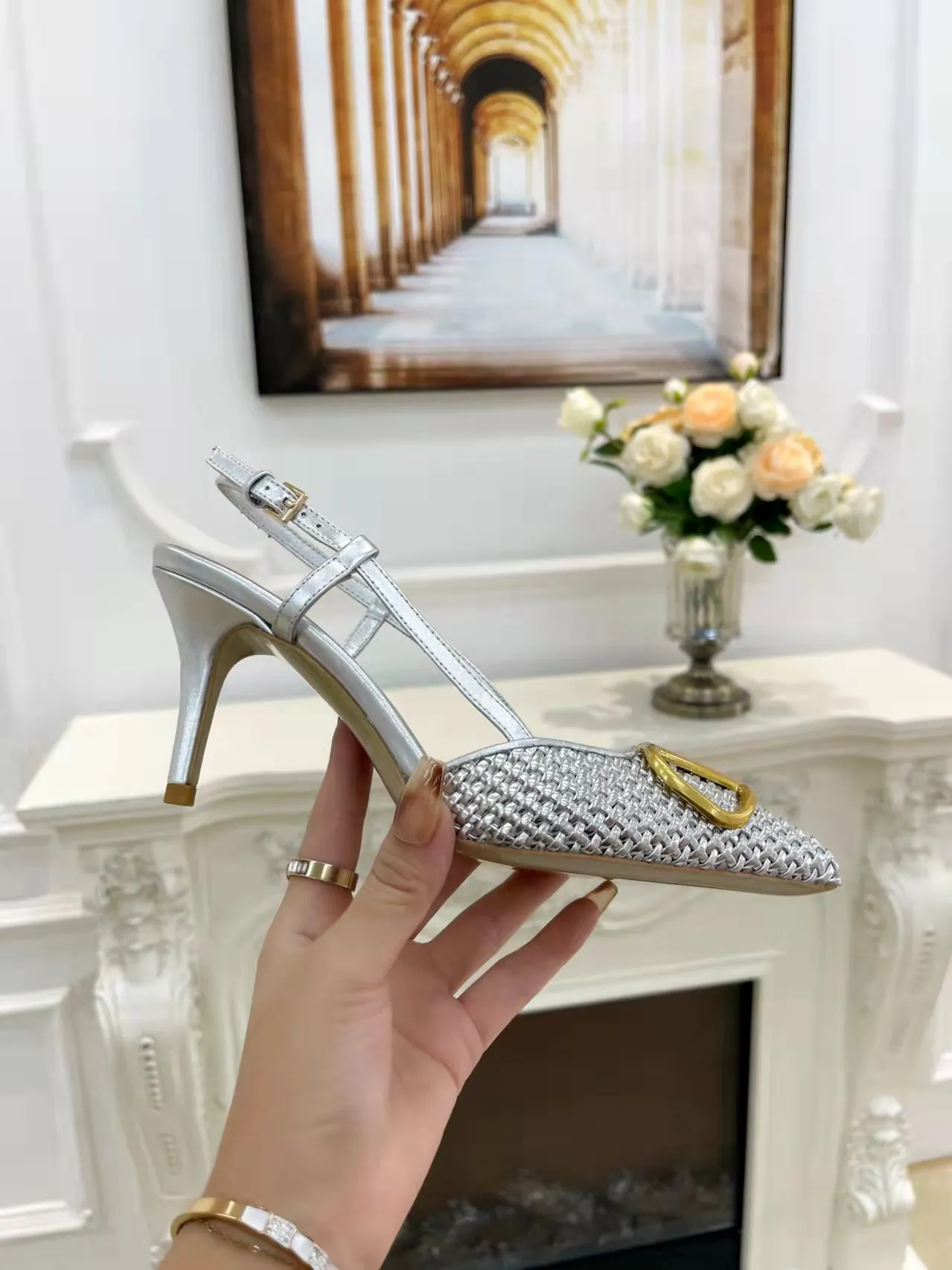 👟👟Ex-factory price 440👟👟 Genuine leather sole +40 Top version 𝑉𝐴𝐿𝐸𝑁𝑇𝐼𝑁𝑂 Valentino new spring and summer women's 5⃣️color empty back sandals. The unique [V family hand-woven] brings out a full sense of high-end, and the new season will live up to expectations! Worth buying★Absolutely high-grade❥Original method, Absolutely sensual❥Elegant style, creating a different feeling, simple and elegant style!  Code number: 35-41 (34-42 is custom-made and non-returnable) Inner lining: Sheepskin lining Heel height: 7.5 cm Leather outsole + 40 rubber outsole